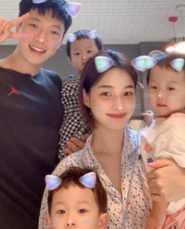 율희와 세 자녀 사진│첫째 아들 재율&amp;#44; 쌍둥이 딸 아윤&middot;아린