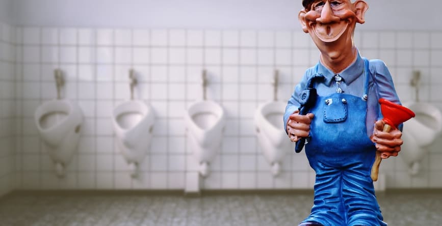 변기 뚫기를 들고 서 있는 남자