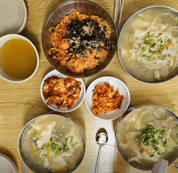 2025년 5월 5일 SBS 생활의 달인 은둔식달 방송 맛집 총정리! 평택 빈혜원 볶음밥&amp;#44; 인천 옥수 잔치국수 위치&amp;#44; 운영시간&amp;#44; 웨이팅&amp;#44; 주차까지 완벽 안내