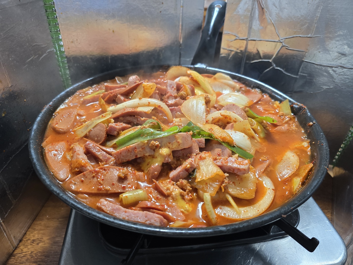 다진마늘이 들어간뒤 섞어진 부대찌개