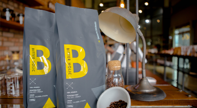 커피 원두 팩이 카페 카운터 위에 올려져 있는 사진