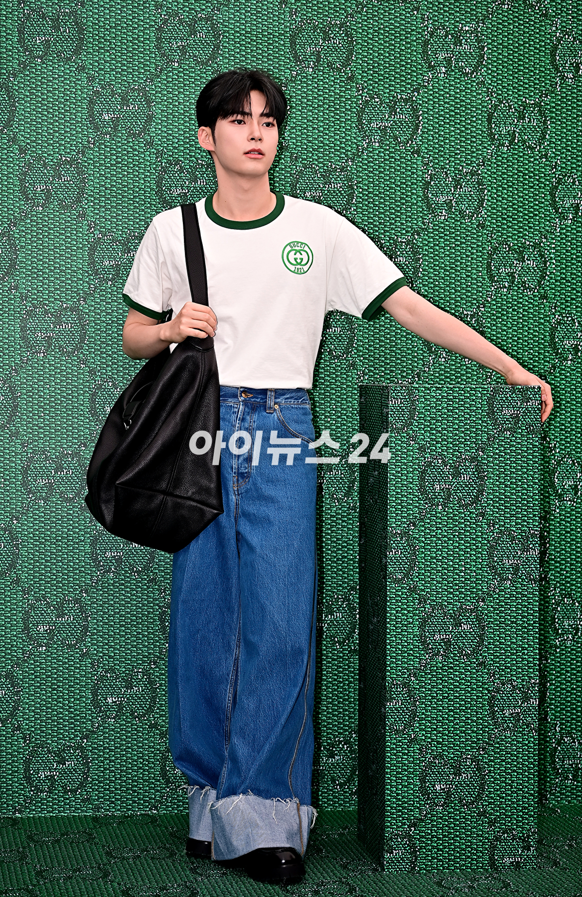 제로베이스원 성한빈이 6일 오후 서울 용산구 구찌가옥에서 열린 구찌(GUCCI) 신제품 출시 기념 행사에서 포토타임을 갖고 있다. [사진=곽영래 기자]