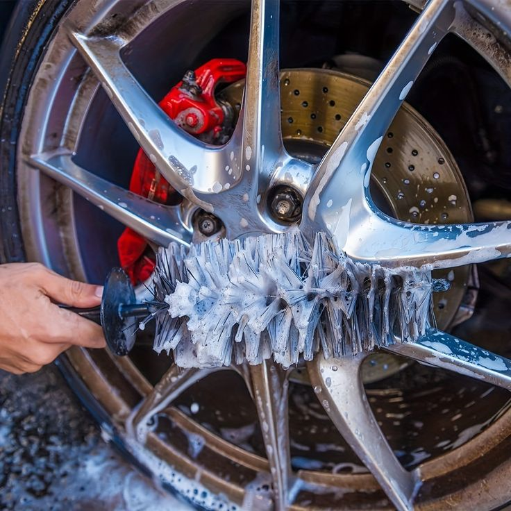 브러쉬를-이용해서-휠을-닦고있는-모습