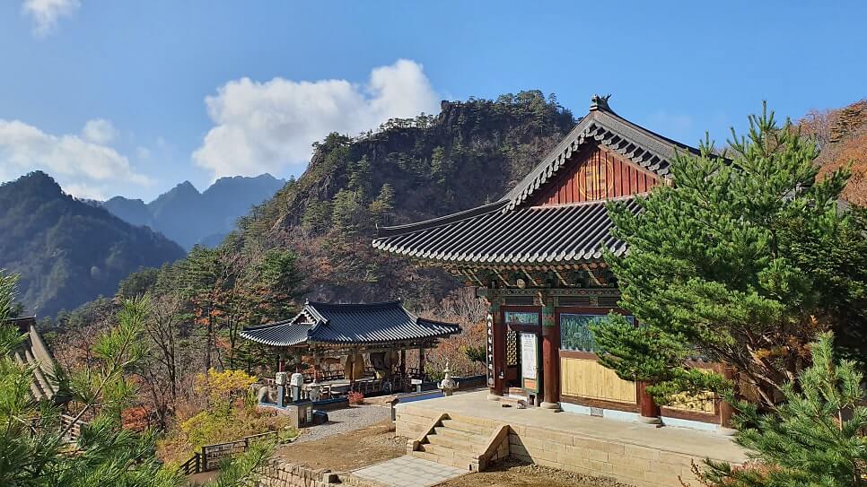 인제 오세암 : 아늑한 맛으로는 설악산 내 사찰들 중에서 제일 5살 된 아이가 폭설 속에서 부처의 도움으로 살아남았다는 전설