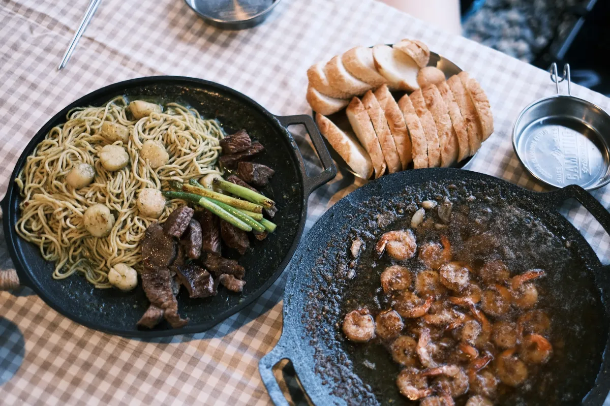 바질파스타와-감바스-바게트빵