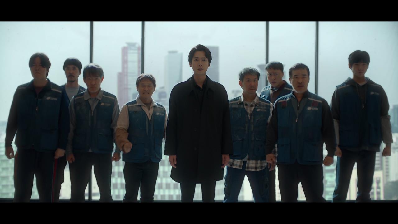 노동자들과 함께 서 있는 노무진 역 정경호의 9회 장면