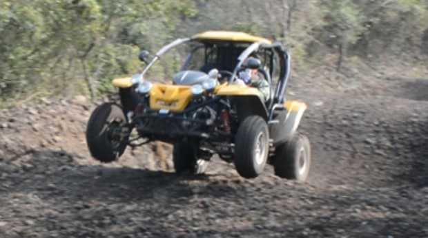 제주 레포츠 랜드의 버기카 체험을 즐기는 모습