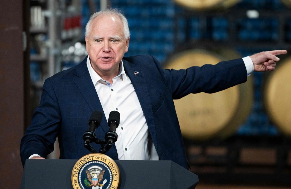 미국 민주당 대선후보인 카멀라 해리스 부통령은 8월 6일(현지 시간) 자신의 러닝메이트인 부통령 후보로 팀 월즈 미네소타 주지사를 선정했다.