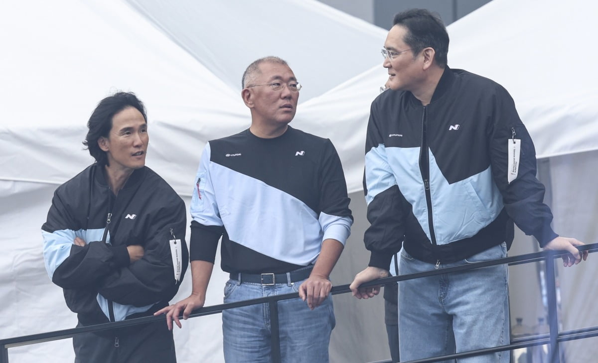 ‘현대 N x 토요타 가주 레이싱 페스티벌’에서 정의선 현대차그룹 회장과 이재용 삼성전자 회장, 조현범 한국앤컴퍼니그룹 회장이 대화를 나누고 있다.