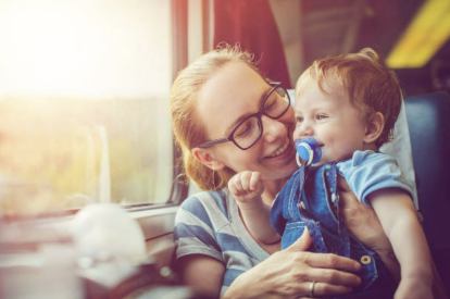 대중교통 이용하는 아기