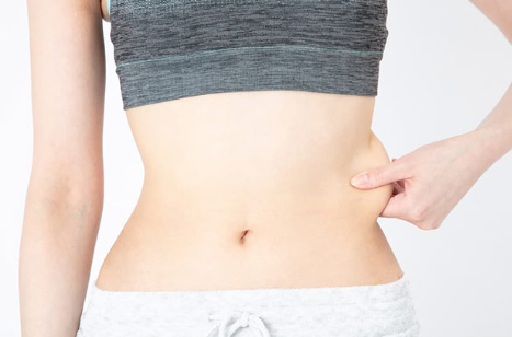 허리를 신경쓰는 여성.