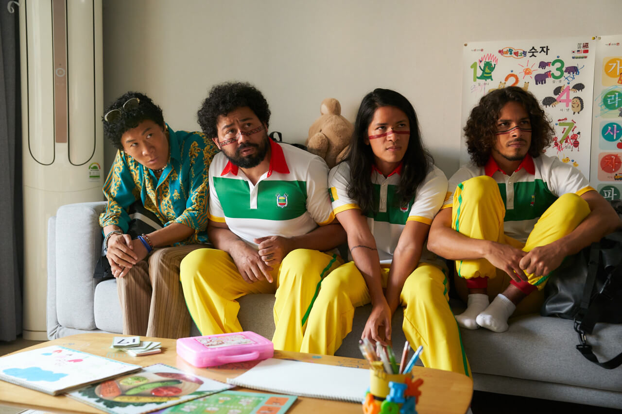 진봉의 집에서 합숙하며 양궁 훈련을 하는 아마존 세명의 전사와 빵식