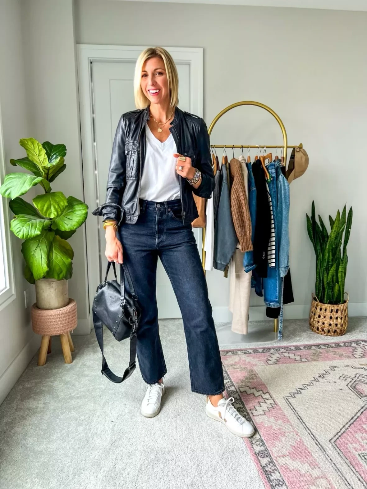 가죽 재킷이나 가디건, 데님 팬츠