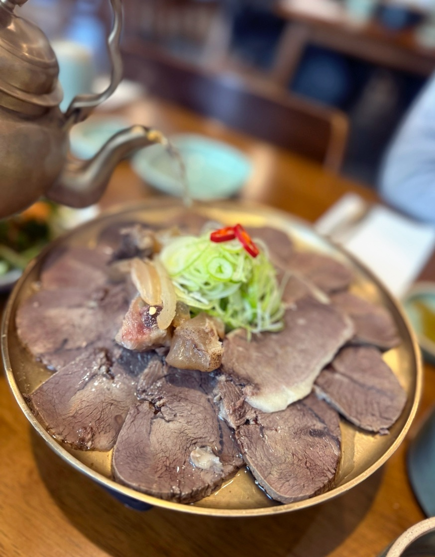 맑은 육수를 부어 끓여 먹는 도온정 모둠 수육 전골