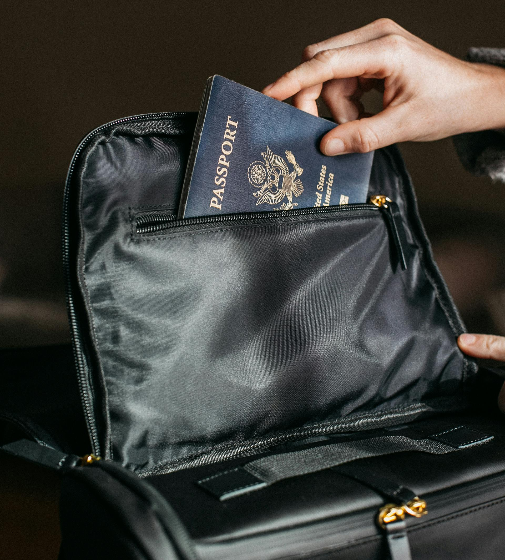 해외여행 중 여권 분실 및 소매치기 사고 대처를 위한 안전한 여권 보관 방법 및 긴급여권 발급 안내