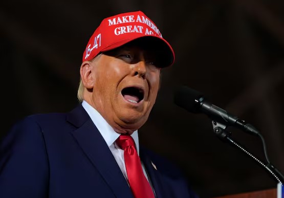 미대선 후보 트럼프 전대통령 연설하는 모습