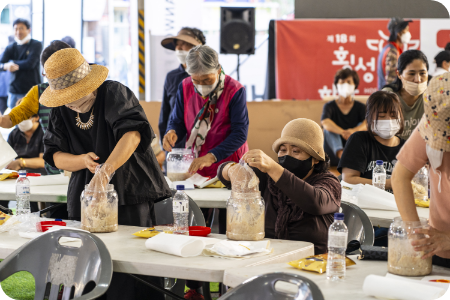 술빚기 체험을 하고 있는 사람들