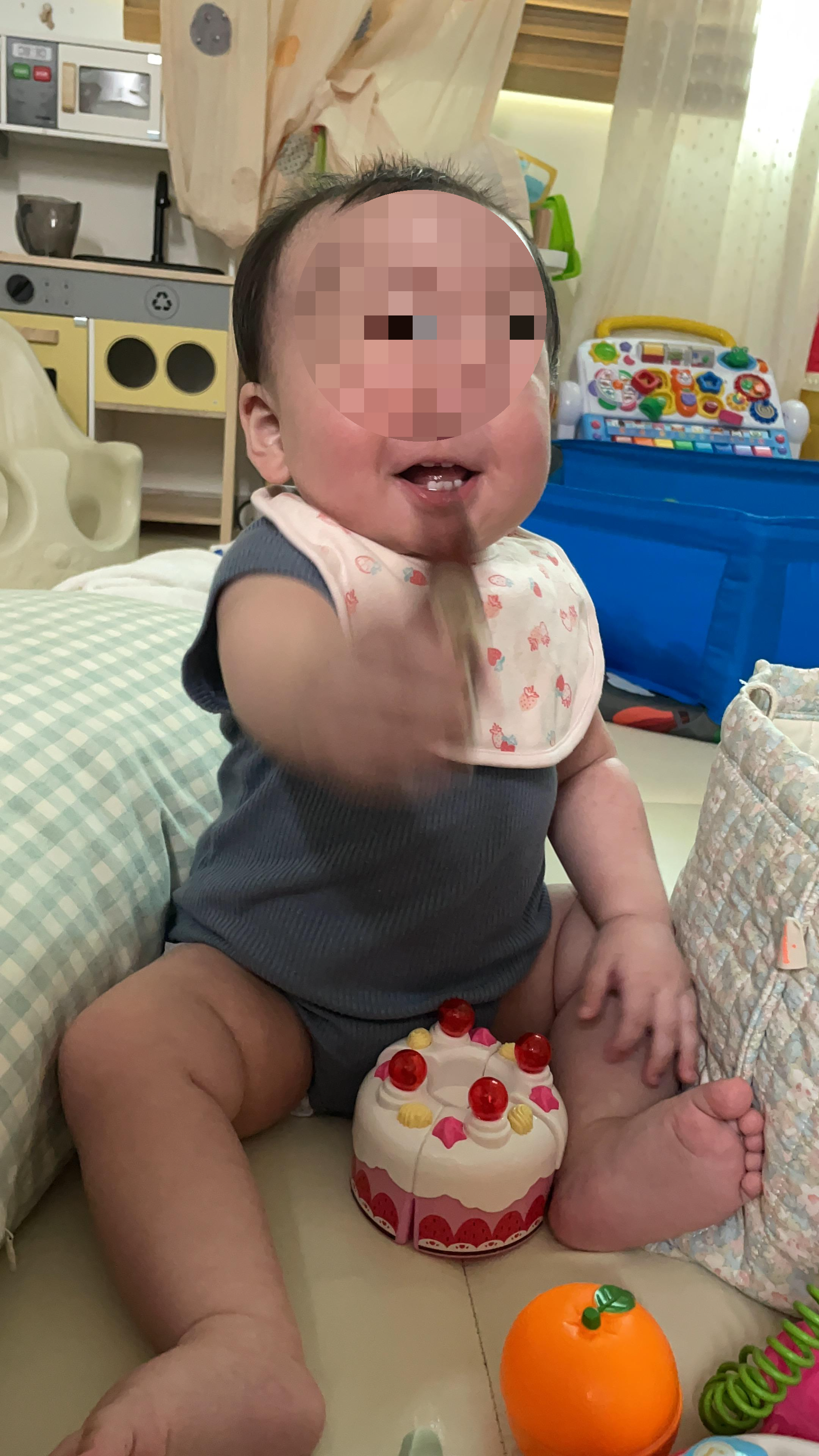 옹알이를 하며 신난 아기