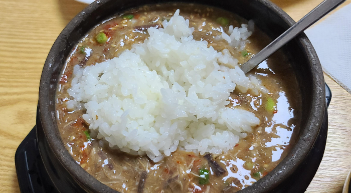제주맛집 우진해장국 고사리육개장 인천국제공항맛집 외부 대기실 내부 메뉴판 삼다수제공 고사리육개장