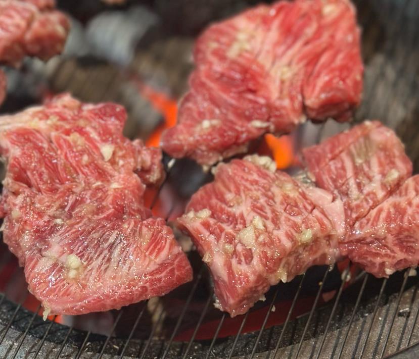 생방송투데이 안동 3GO 여행 한우마늘생갈비를 불판에 굽고 있는 모습