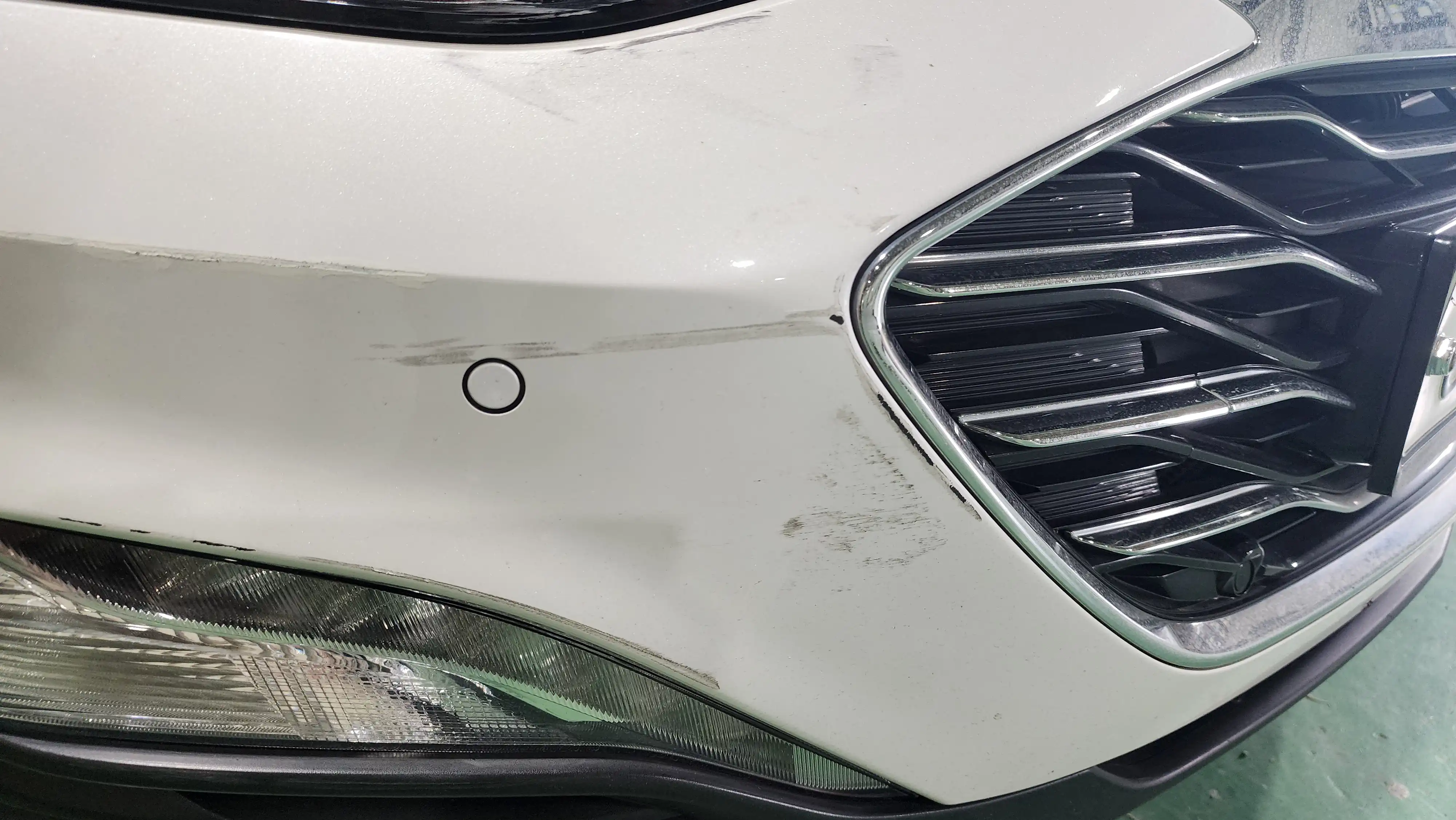 앞 범퍼 확대 모습