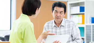 병원 원무과에서 환급 안내문을 보거나 상담을 받는 어르신의 모습