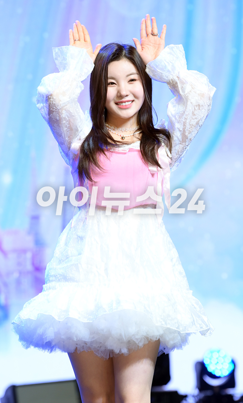 그룹 아일리원 나유가 5일 서울 강남구 청담동 일지아트홀에서 열린 아일리원(ILY:1) 첫 번째 미니앨범 'A DREAM OF ILY:1(어 드림 오브 아일리원)' 쇼케이스에 참석해 포토타임을 갖고 있다. [사진=정소희 기자]