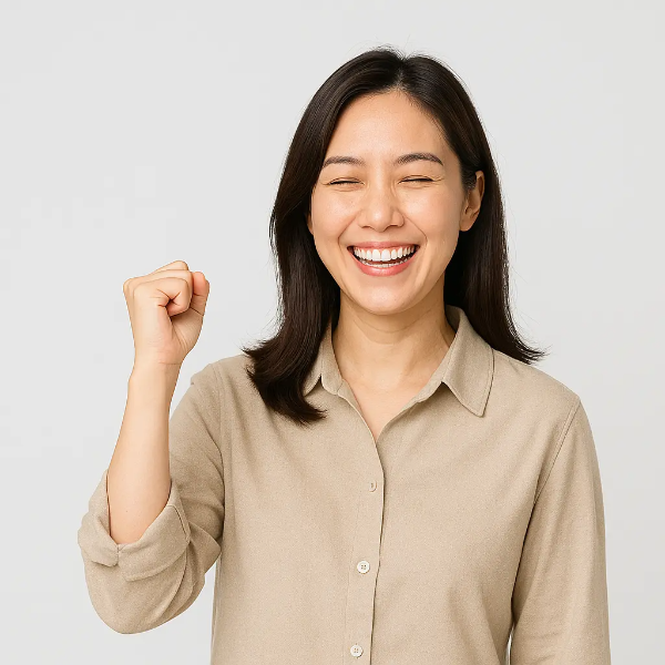 지원 혜택 후 환하게 웃으며 주먹을 쥐고 기뻐하는 한국인 여성 이미지