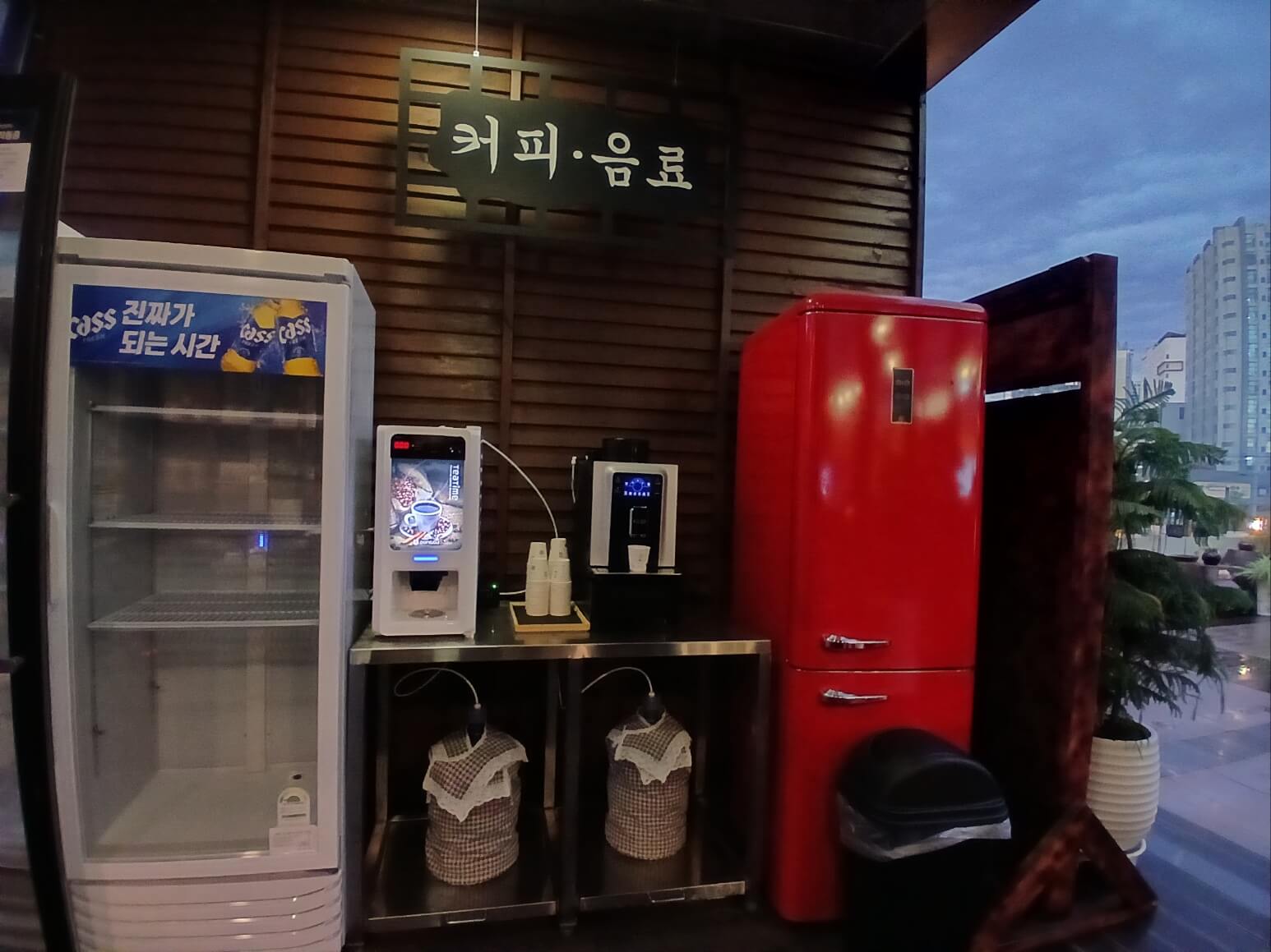 커피와 음료가 있는 공간