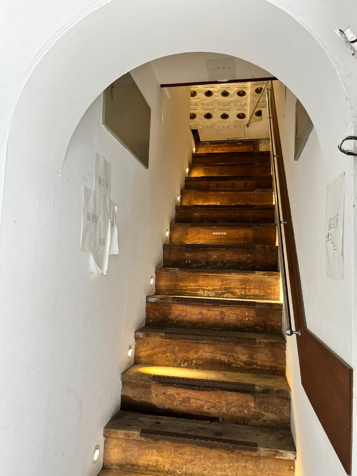 올라오는 계단의 모습