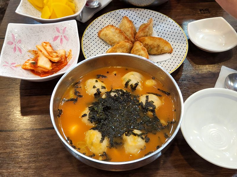 김이_듬뿍_든_고추만두국과_튀긴만두