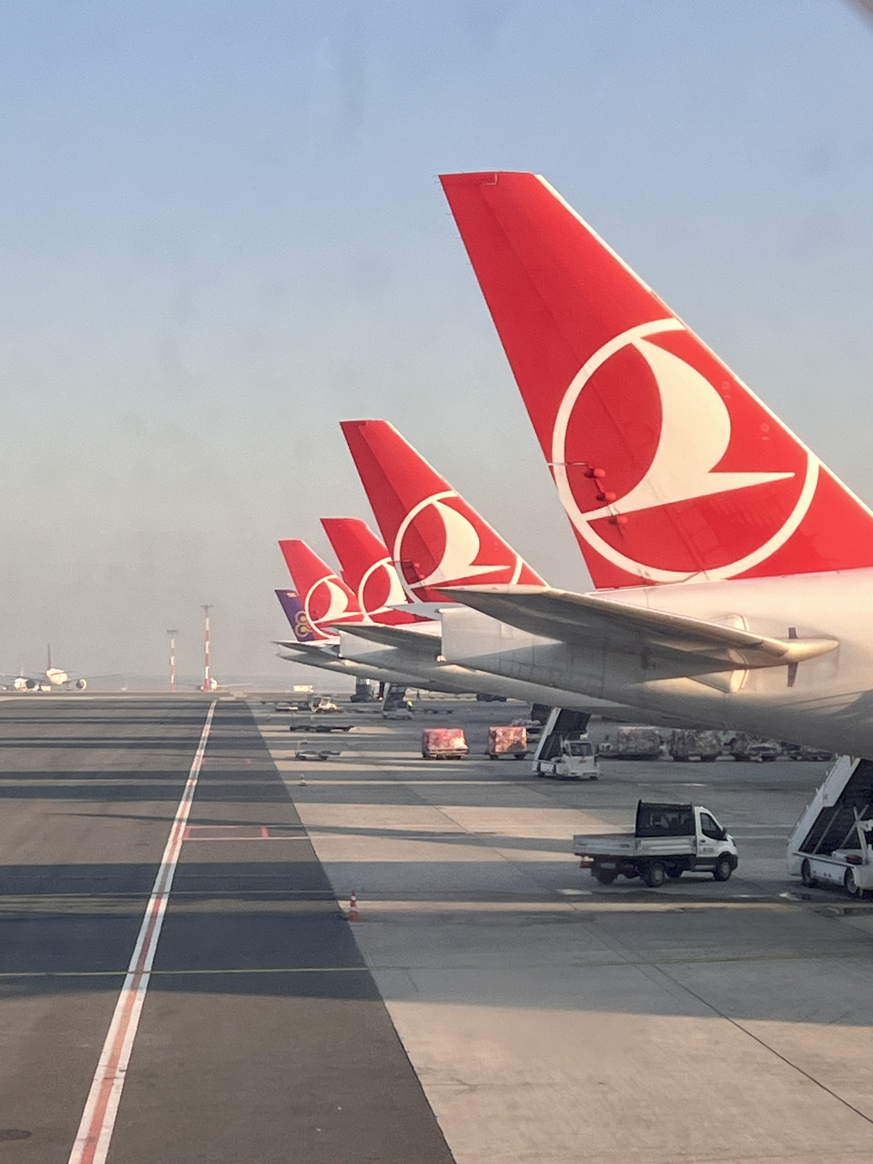 주기장 들어갈 때 찍은 이스탄불 공항 전경