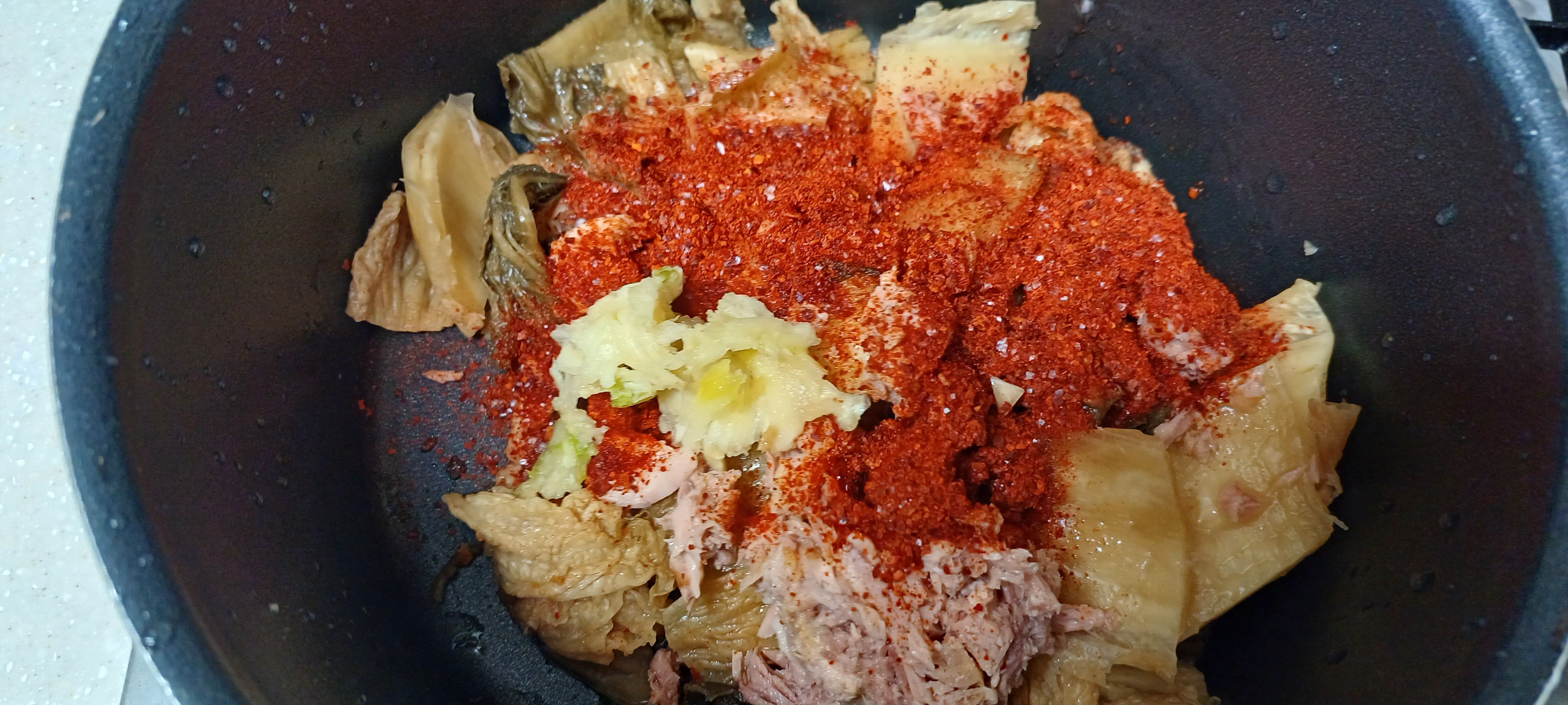 냄비에 재료 담기