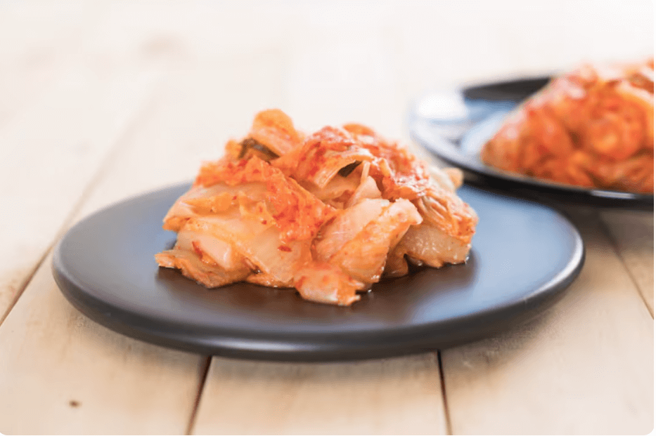 검은색 접시 위의 김장김치