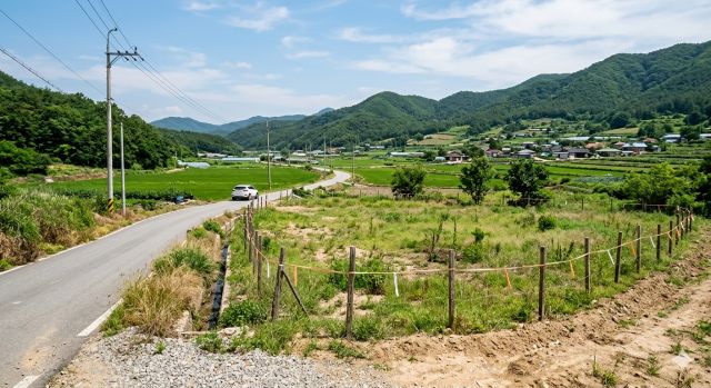 전원주택 토지 구매 전 도로와 입지 조건을 확인하는 모습