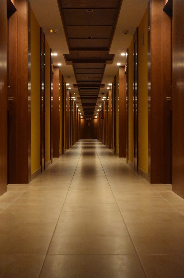 간접조명을 이용하여 은은한 분위기를 내는 호텔 복도