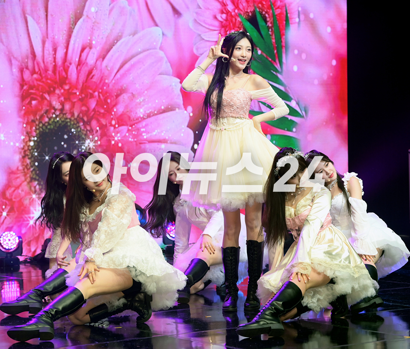 그룹 아일리원이 5일 서울 강남구 청담동 일지아트홀에서 열린 아일리원(ILY:1) 첫 번째 미니앨범 'A DREAM OF ILY:1(어 드림 오브 아일리원)' 쇼케이스에 참석해 타이틀곡 무대를 선보이고 있다. [사진=정소희 기자]