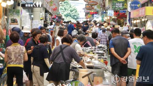 정선 아리랑시장일대가 관광객들로 북적이고 있다