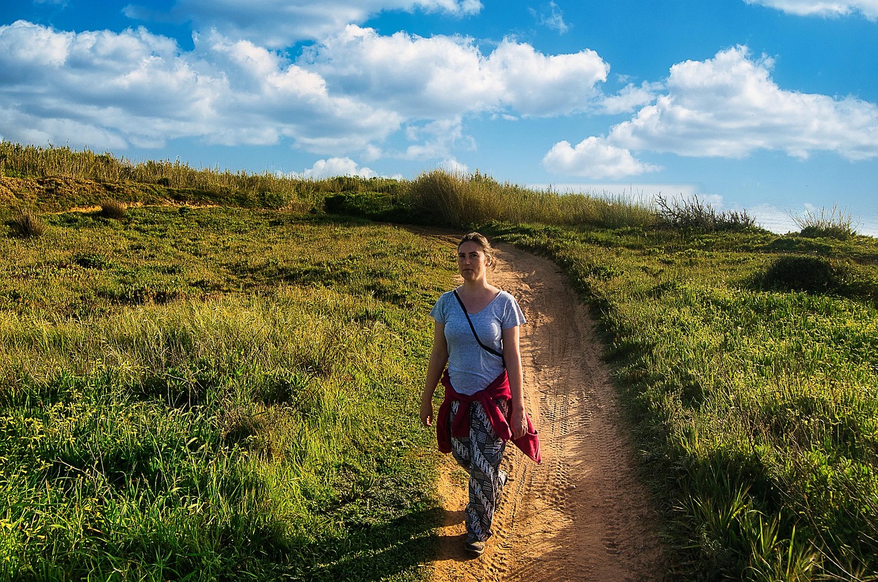 산 길을 걷고 있는 여성