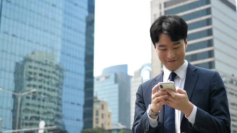 2026년 최저임금 인상으로 임금 상승을 확인하며 만족스러운 미소를 짓는 직장인의 모습