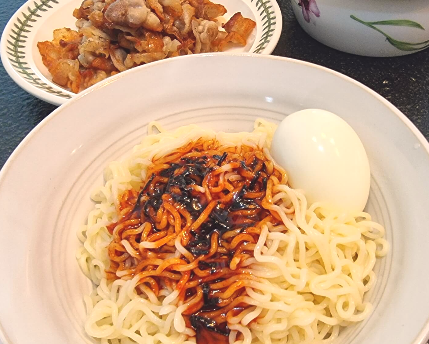 양념스프와 냉동삼겹살 그리고 삶은 계란