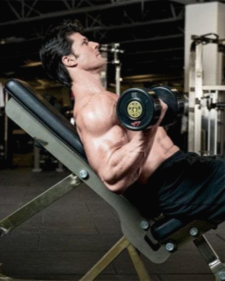 인클라인 벤치컬 하는 모습