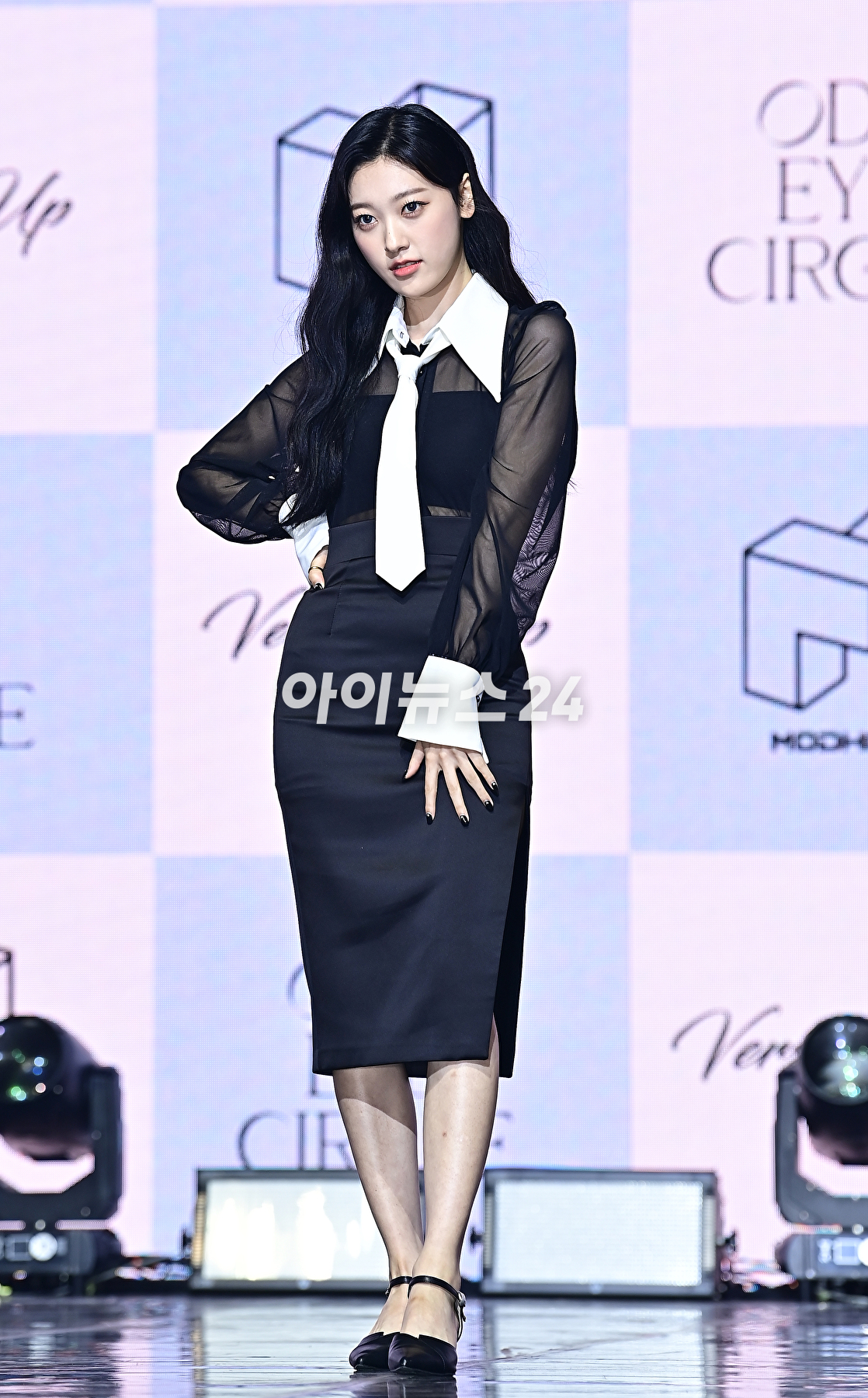 오드아이써클 최리가 12일 오후 서울 광진구 예스24 라이브홀에서 열린 미니앨범 &lsquo;버전 업&rsquo;(Version Up) 쇼케이스에서 포토타임을 갖고 있다. [사진=곽영래 기자]