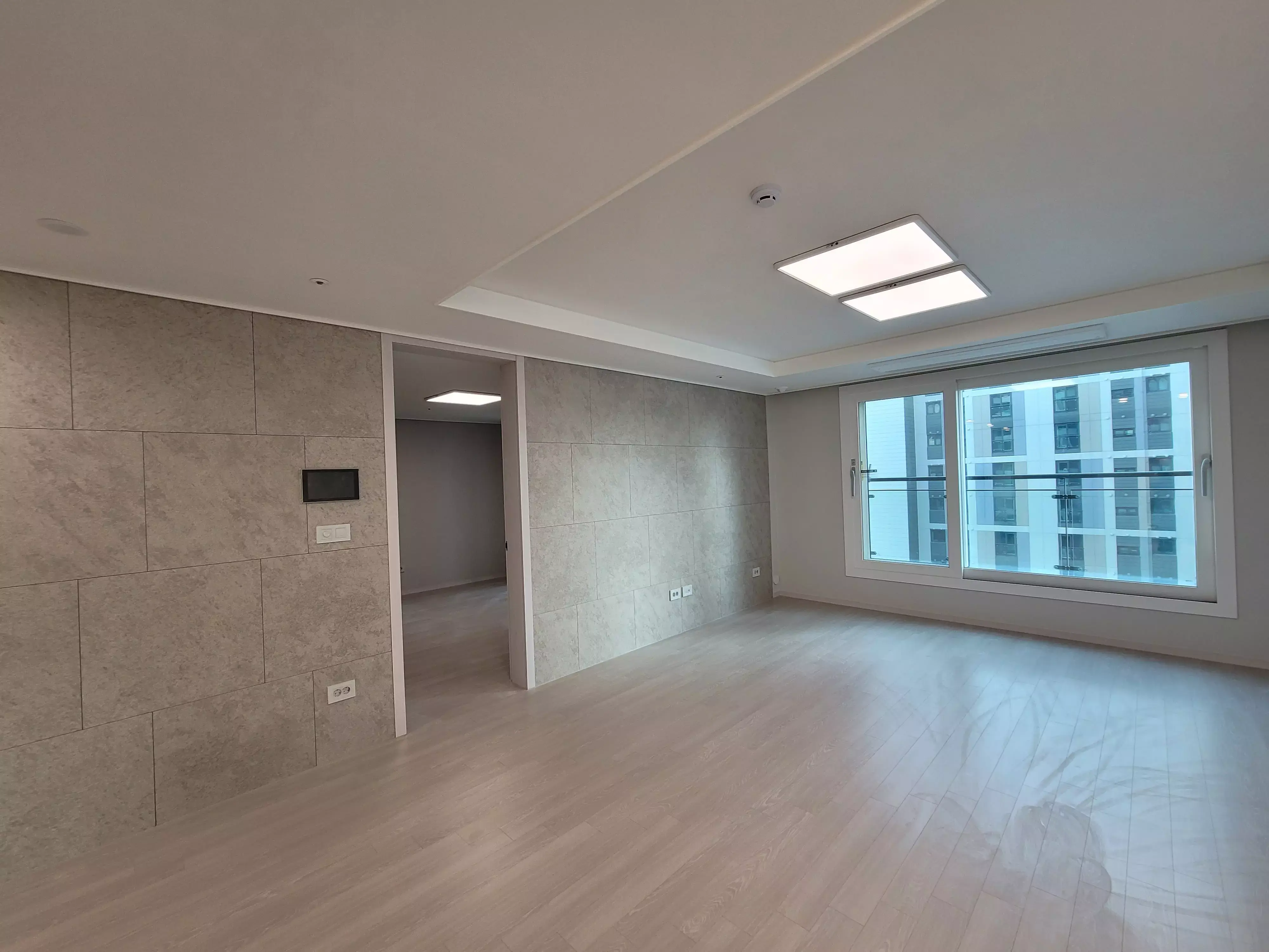 타워형 구조 아파트 거실