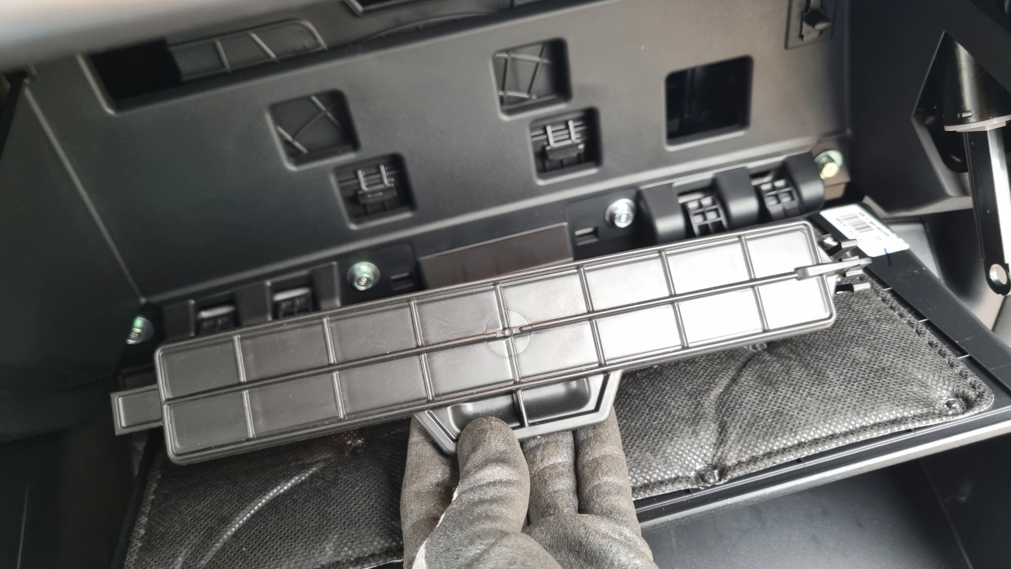 에어컨필터 덮게 열린모습