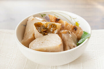 토란 효능과 토란보관법을 알아봤습니다. 토란은 열대 아시아가 원산지인 미역과에 속하는 다년생 식물로 현재는 전 세계적으로 분포하며 약간 습기가 많은 곳에서 잘 자랍니다