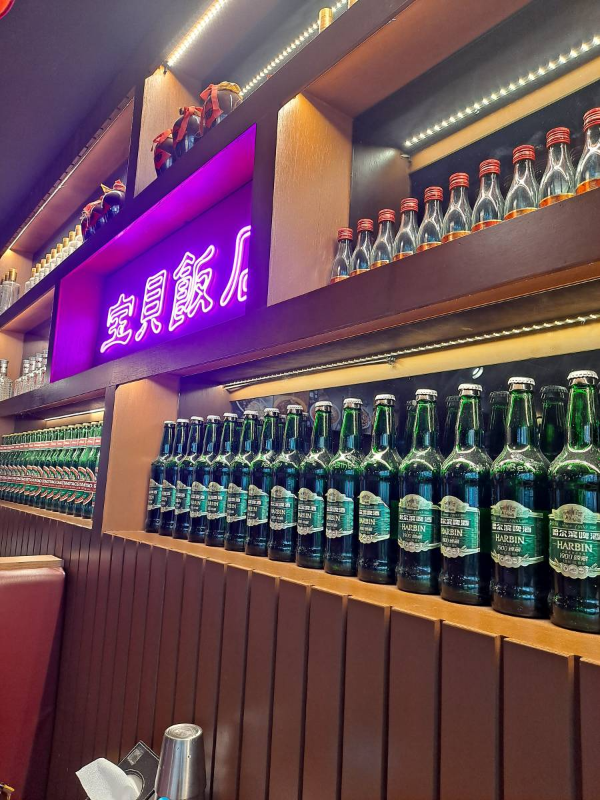 보배반점 벽면 주류진열