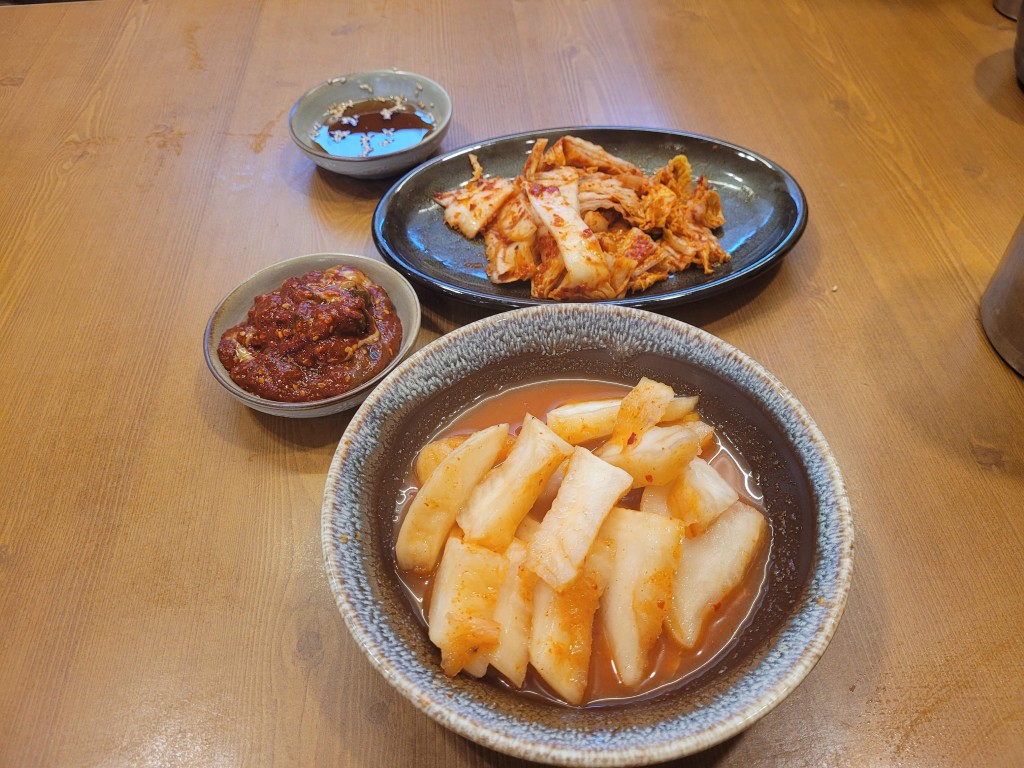 김치 깍두기 어리굴젓 반찬 구성