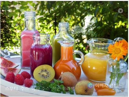 과일음료가 병에 담겨져 있는 사진