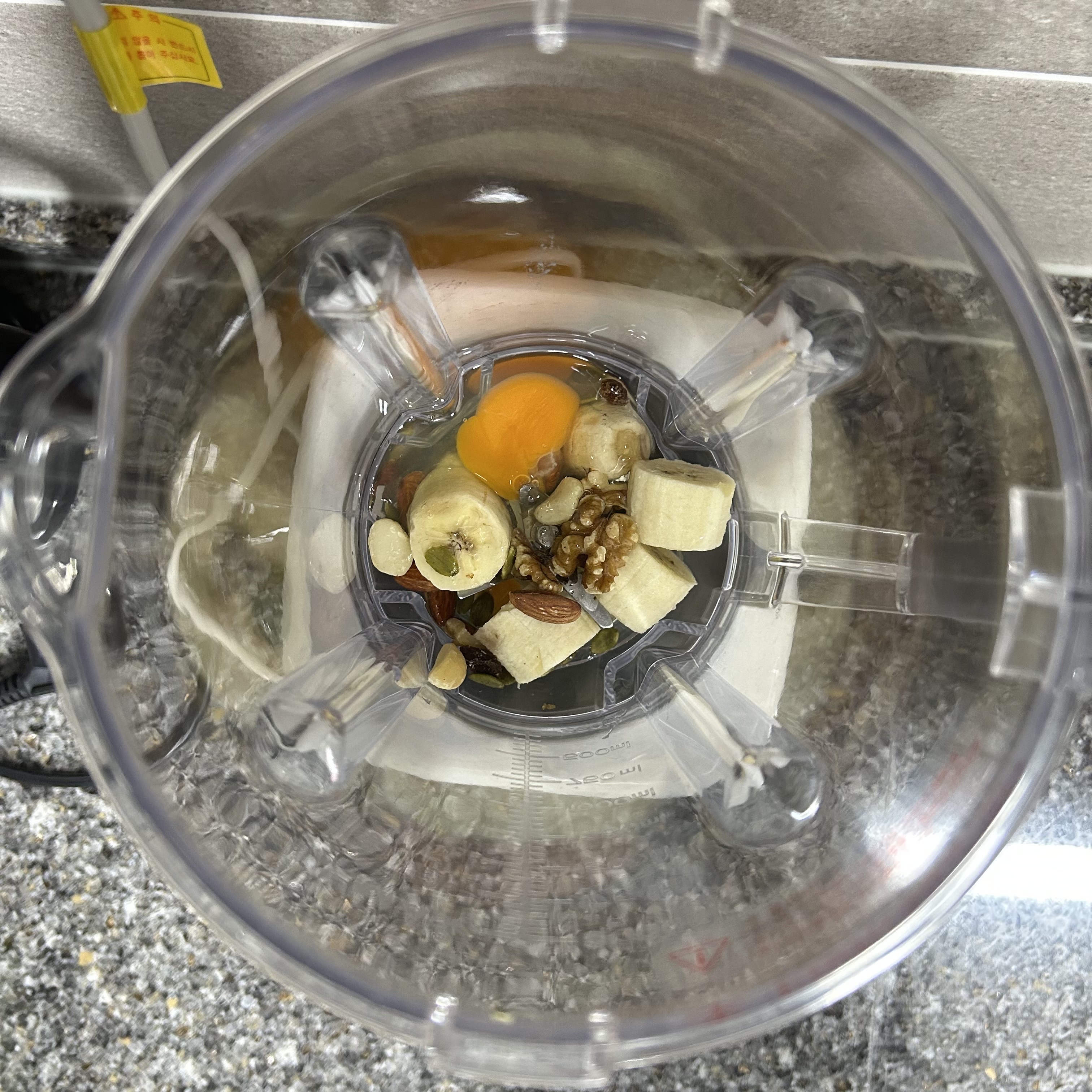 믹서기에 재료 넣기